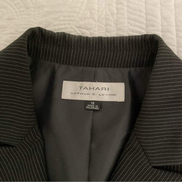 TAHARI ARTHUR S. LEVINE, BLACK PINSTRIPE BLAZER, SIZE: 18 - Picture 8 of 9